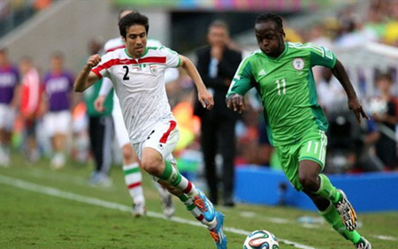 Moses (phải) đã không thể mang về sự khác biệt cho Nigeria